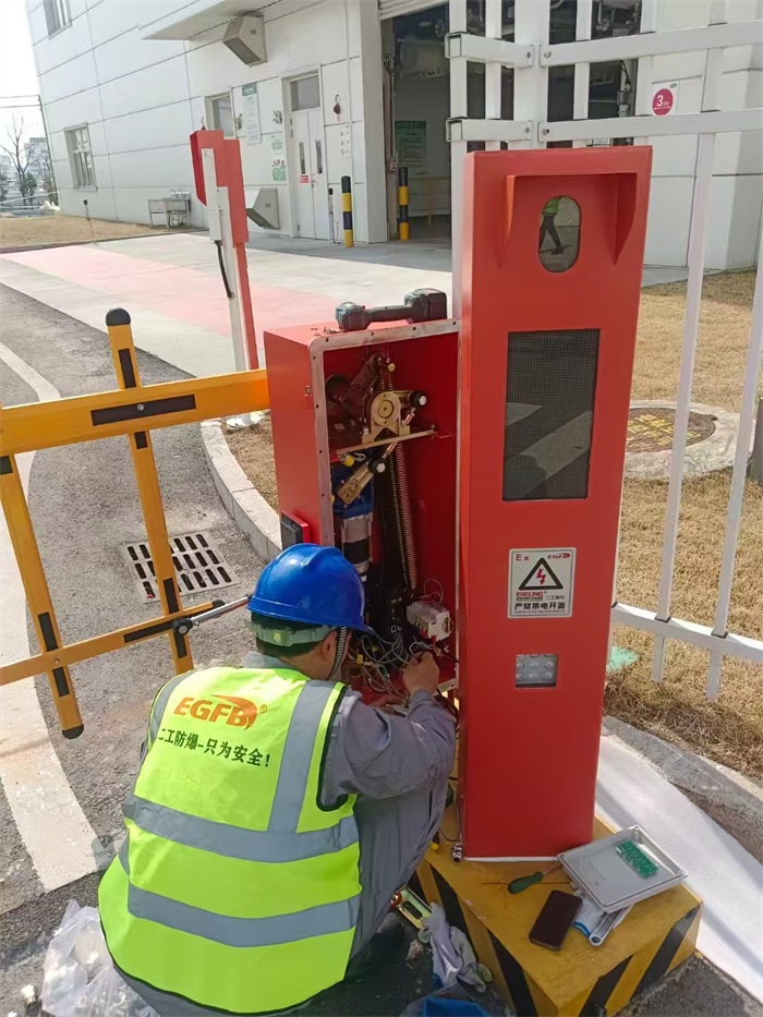 江蘇知名油漆生產(chǎn)公司-車(chē)間道路道閘門(mén)禁防爆改造..